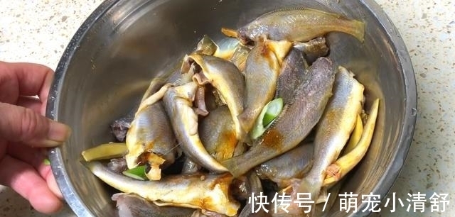 炸鱼时,有人裹面粉,有人裹淀粉,大厨:都不对!教你最正确做法