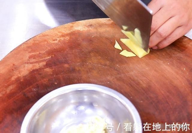 肉片|黄花菜炒肉最忌讳直接下锅炒,多做这两步,口感脆嫩劲道又不苦涩