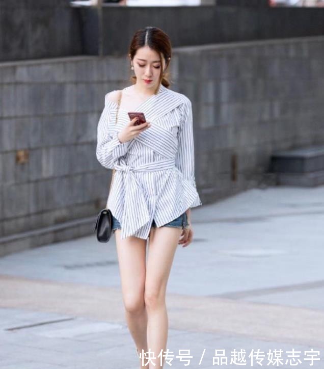 美女|街拍:兰质蕙心的美女,一件黑色上衣配打底裤,穿出时尚的魅力