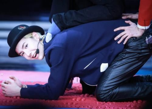  明星喜|肖战和王一博做俯卧撑是为什么？那是90后明星努力的表现