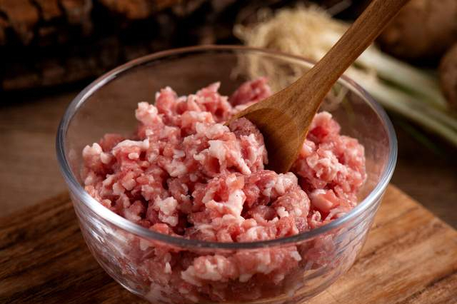 萝卜做馅，下锅焯水还是用盐杀水都不对，教你一招，鲜香不出水