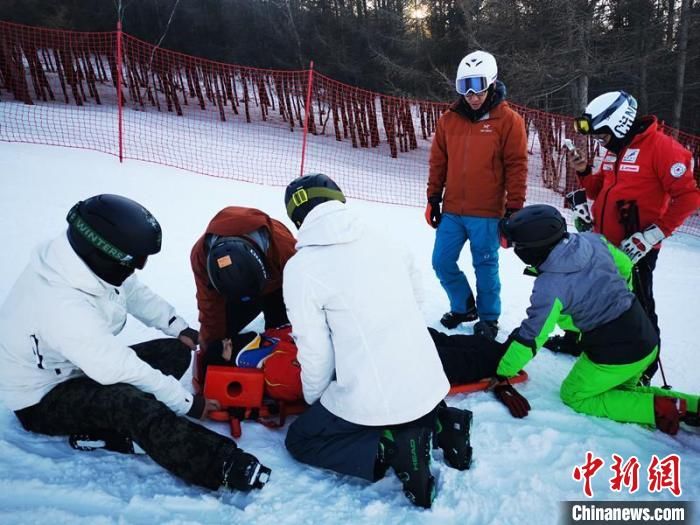 北京冬奥会|援疆医疗专家冬奥赛场做“滑雪医生”：为运动员提供第一时间救护