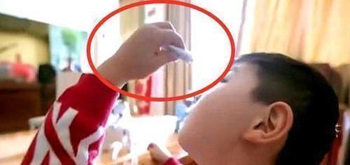 化学物质|3岁男孩将502滴入眼睛,奶奶的一个举动获医生称赞:姜还是老的辣