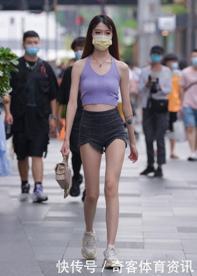 浅蓝色u型背心搭配黑色的高腰牛仔短裤,简单时尚,青春减龄