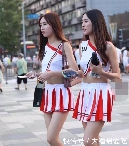 街拍美女小姐姐闺蜜行,这样出风头,能考虑一下路人的感受吗