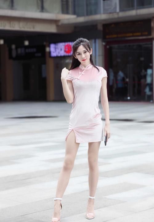 选择简约修身的连衣短裙,耐看塑形,让你的气质更显自信优雅