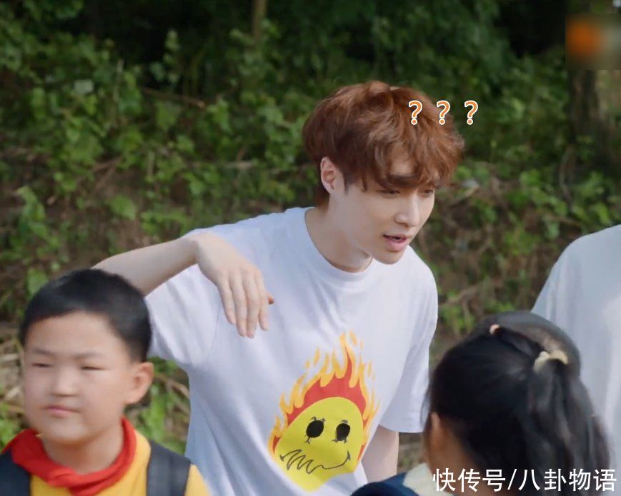 小朋友|张艺兴外出招呼小朋友，却意外偶遇“吴亦凡”，下意识表情太好笑