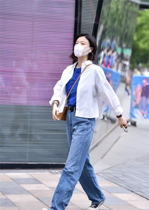 春末夏初，直筒牛仔裤在时尚姑娘身上，搭配出不同的时尚效果