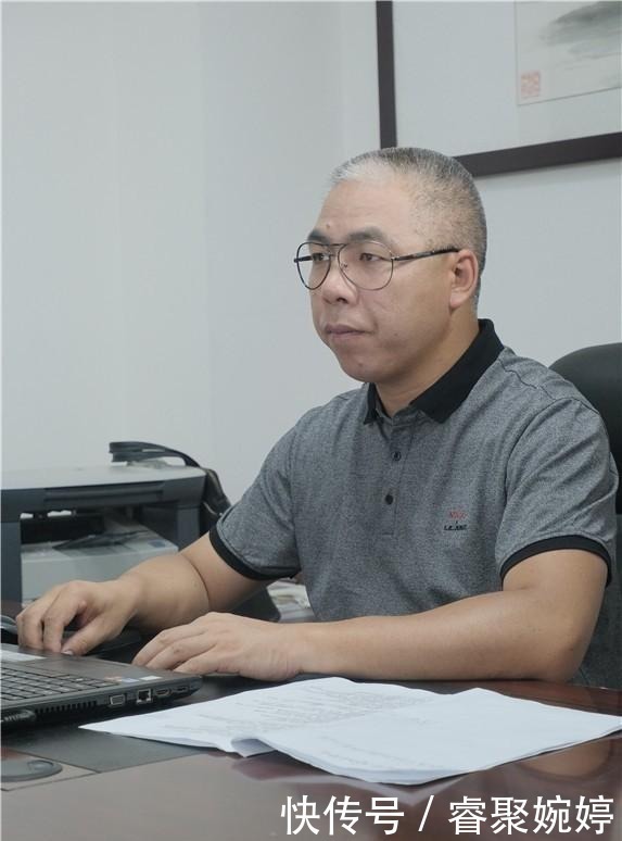 抖音|公司老板带员工跨界玩抖音,大笑称达到了人生的巅峰