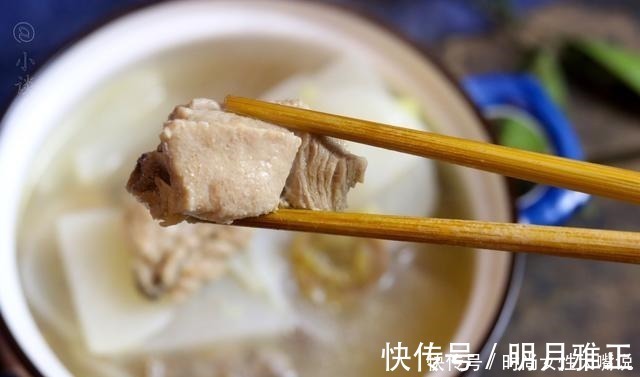 焯水|炖排骨时,有人焯水有人浸泡,方法错了,排骨肉质柴,不香也不鲜