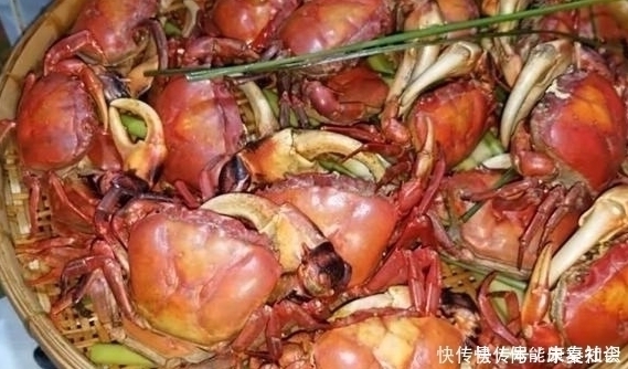 大娘挑担卖“它”,8元一只没人买,我300全包了,掰开后很惊喜