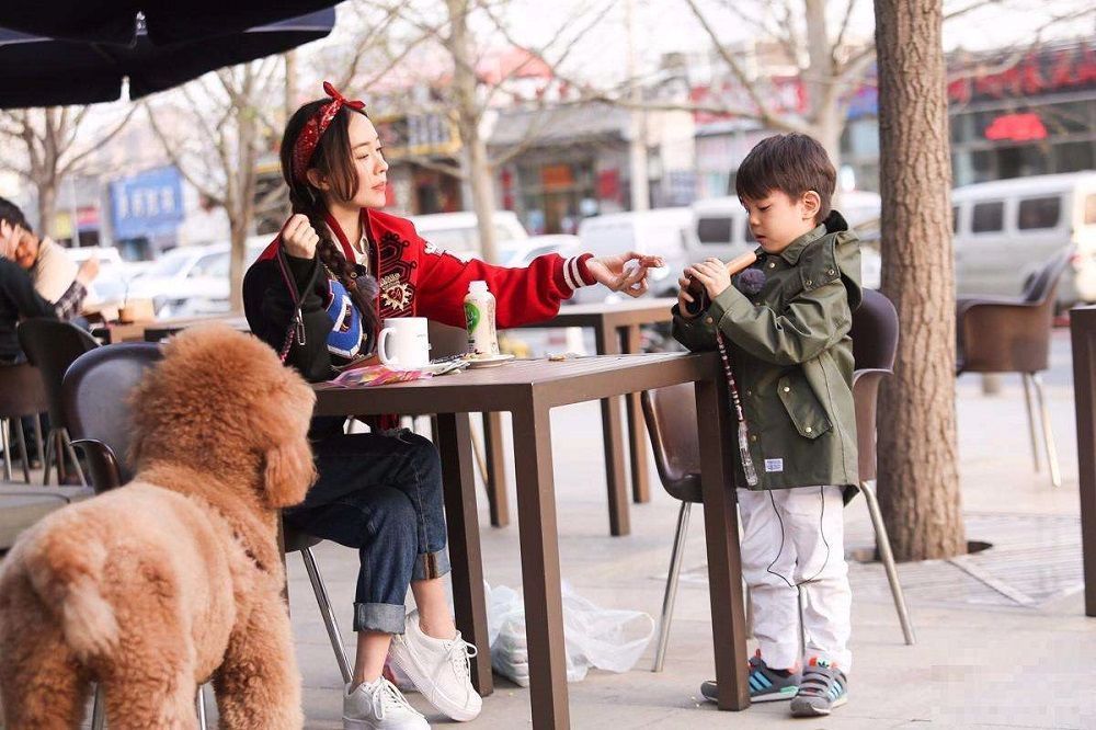 孩子向父母要零花钱,这位家长的做法让人称赞,怪不得孩子很优秀