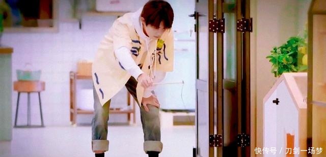 易烊千璽新綜藝定檔,預告中千璽狂擼貓,還叫貓咪“小漂亮”