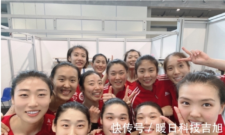 中国女排|中国女排出征前涮锅解馋！王梦洁豪爽吃肉，张常宁坐姿淑女很迷人