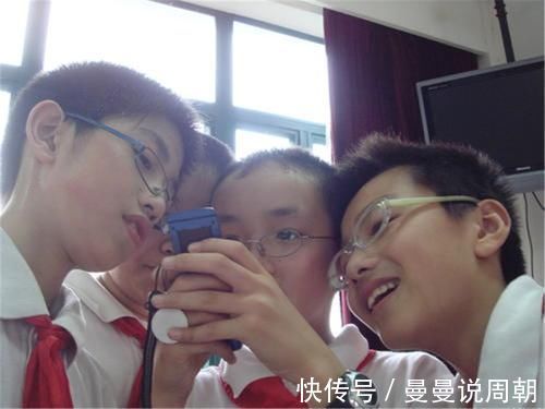 黄段子|“天天玩手机”的孩子,和“从不玩手机”的孩子,差距一眼能分辨
