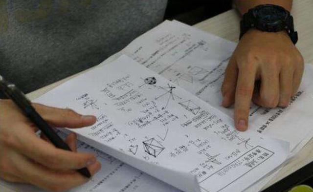 学习习惯|“学霸草稿纸”火了,老师坦言孩子自不自律,看草稿纸就懂了