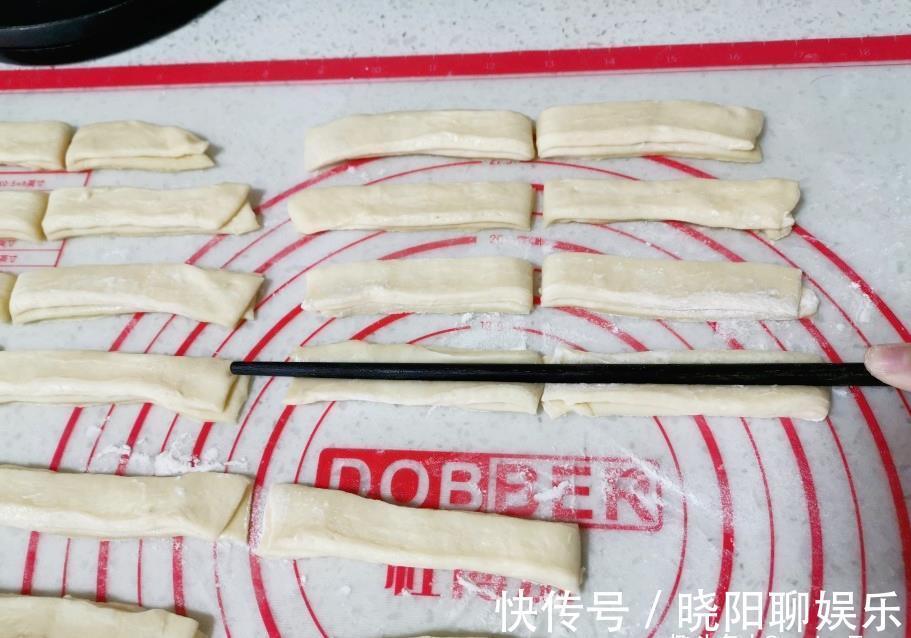 无铝泡打粉|炸油条用放酵母吗？教你正确的做法，出锅金黄酥脆，放凉了也不硬