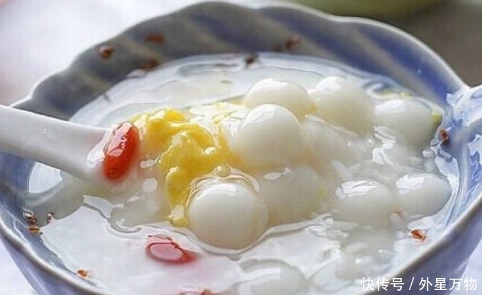 女人来月经后，干了这碗“养生羹”，缓解疼痛，修复子宫祛斑美颜