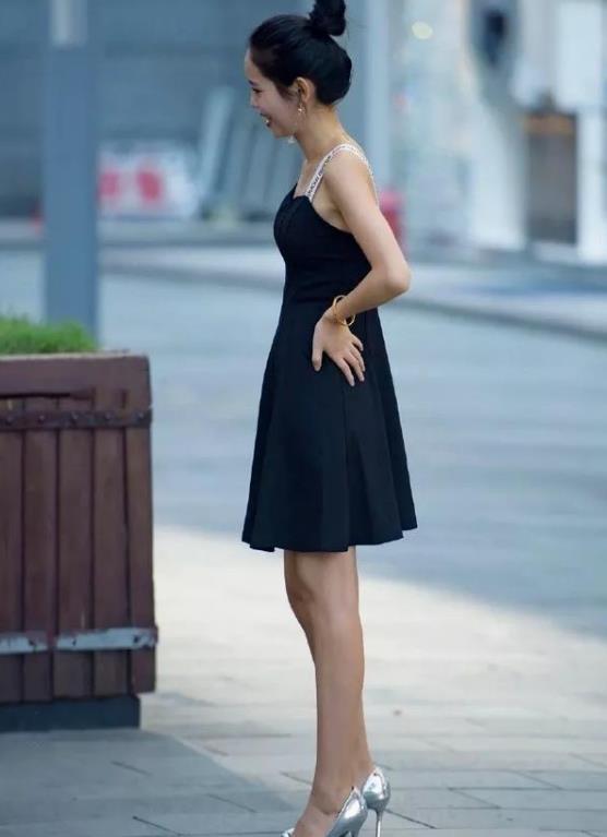 街拍:灼灼其华的美女,卡其色上衣配白色紧身裤,唯美好身姿