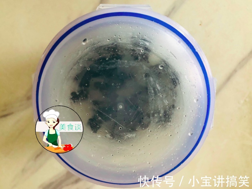 泡木耳别直接加水!大厨教您一招,晃一晃2分钟泡发,又软又干净