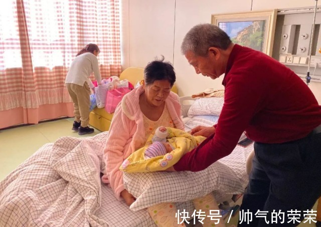 田女士|“天赐宝宝”已两岁,两夫妻曾回应吃喝不愁,现在利用孩子挣钱