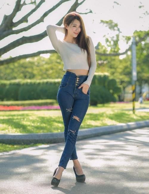 笑容|着紧身牛仔裤的女人，笑容惹人！让人燃起满满的保护欲！