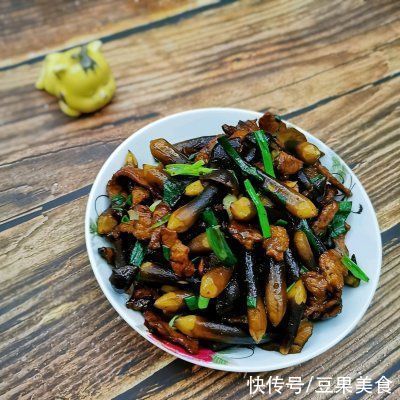 几分钟搞定滋味鲜美家常菜——鸡枞菌炒肉，一步就搞定