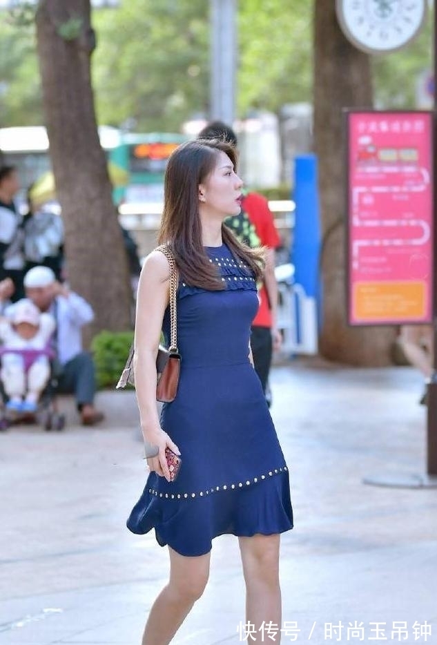 紧身裙|蓝色无袖紧身裙,优雅得体,完美展现出了清新脱俗的气质