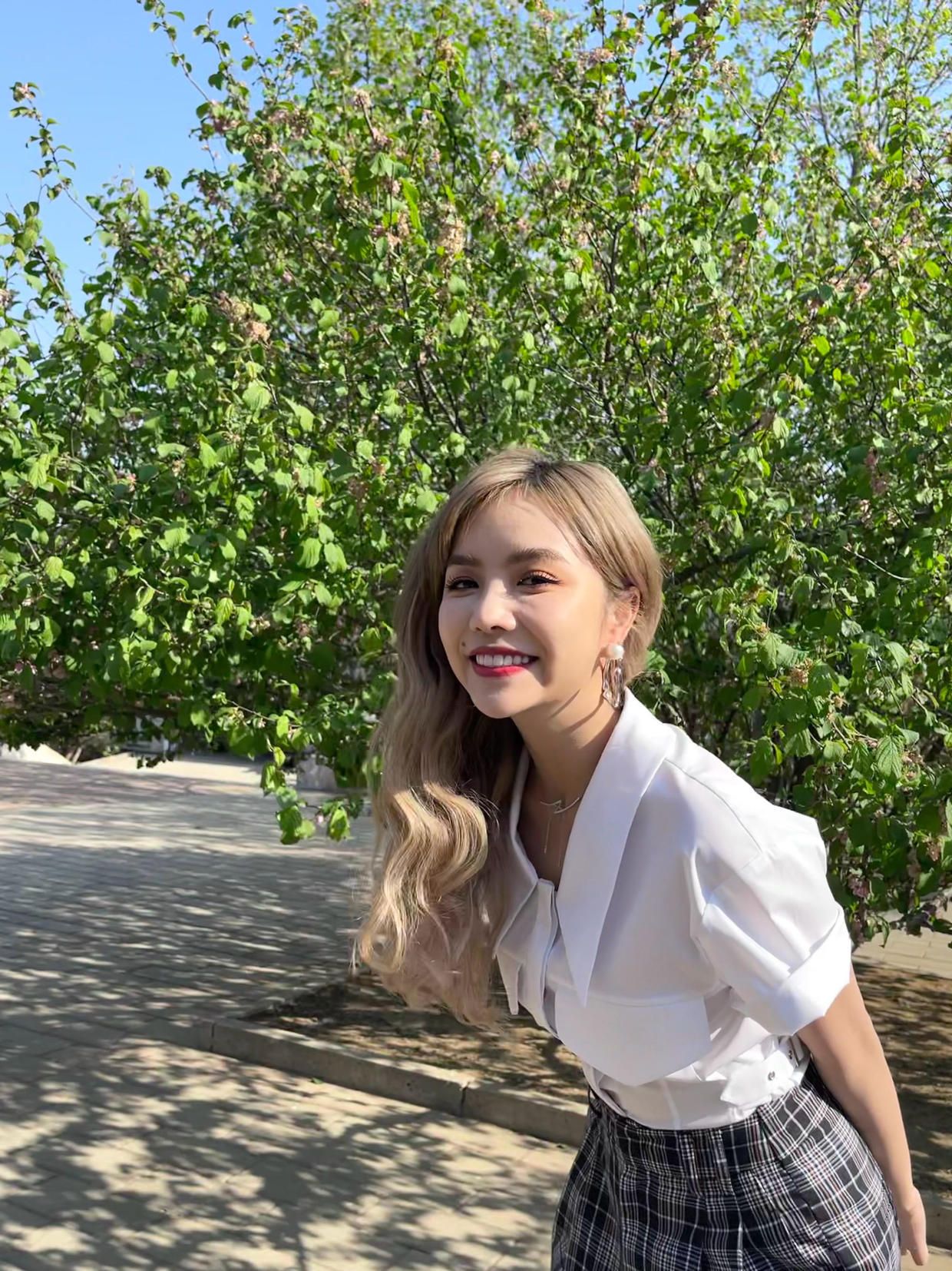 小蛮腰|女明星安崎气质绝了,穿卡其色格纹露脐装配黑色长裤,高级又洋气