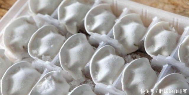 超市冰柜里一袋速冻饺子卖12元,到底是用啥做出来?看完你就懂