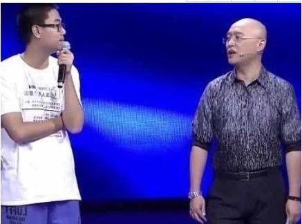 小伙上“非诚勿扰”遭灭灯,却被台下富婆看中:牵我包吃住20年