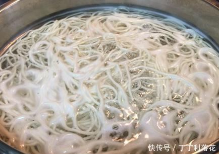 大厨|煮面条,水开下锅是大错!大厨透露技巧,面条劲道不起坨,超好吃