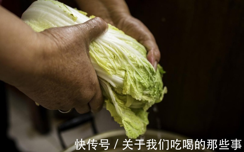 腌酸菜不能只加盐,教你3个技巧,酸菜又酸又脆又香,放1年没问题