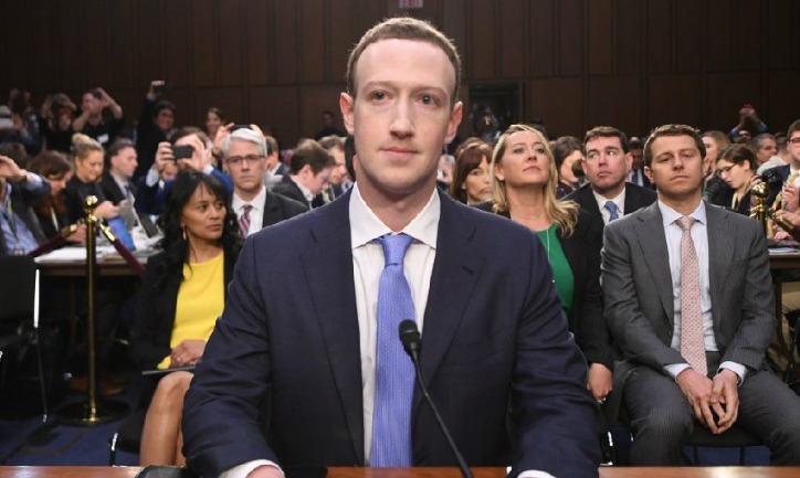 人类|前世界首富扎克伯格,机械式喝水,面部僵硬,被传不是人类