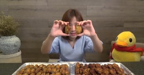 不对劲|密子君挑战200个“鸡翅”,拿起一看不对劲,网友我也能吃完