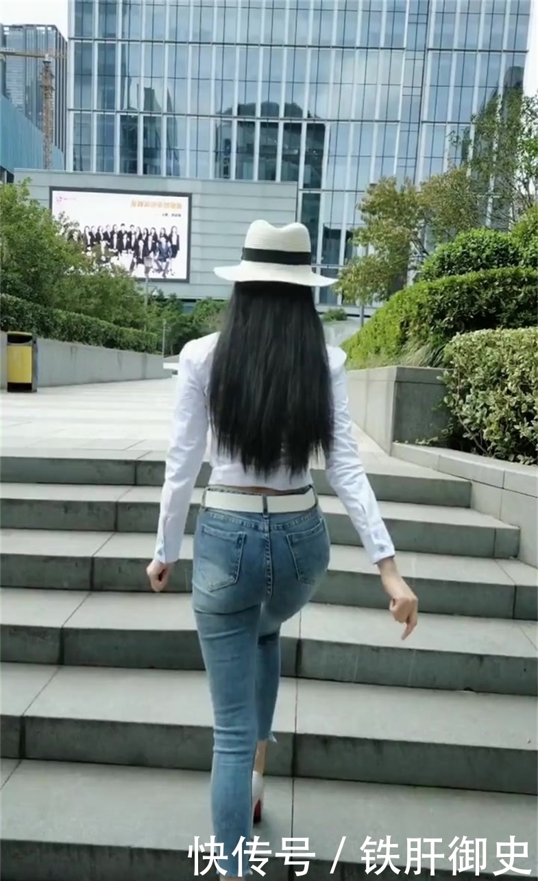 气质|穿搭紧身牛仔裤的小姐姐,好气质真是风情万种