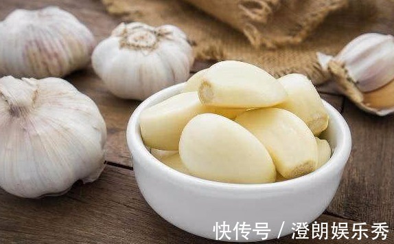 丙烯酰胺|炒菜时先放大蒜，会产生致癌物吗？其实以下两种食物是致癌户