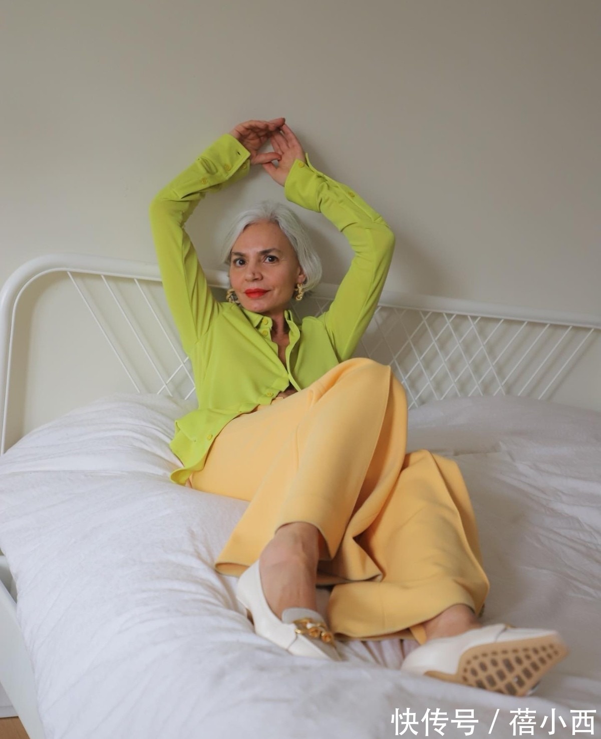 条纹|50、60岁女性穿衣要跳脱年龄界限,来学白发老奶奶穿搭,惊艳时光