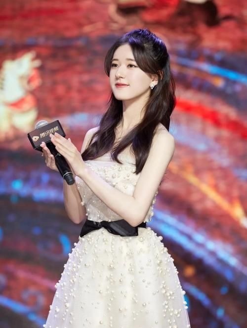 鞠婧祎 告别假发片,赵露思同款“头包脸”发型超显瘦!