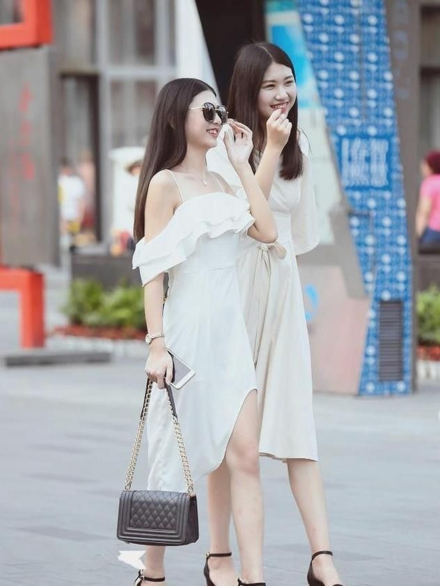 长发披肩|两位时尚靓丽的小姐姐，穿着白色的长裙，长发披肩温婉可人