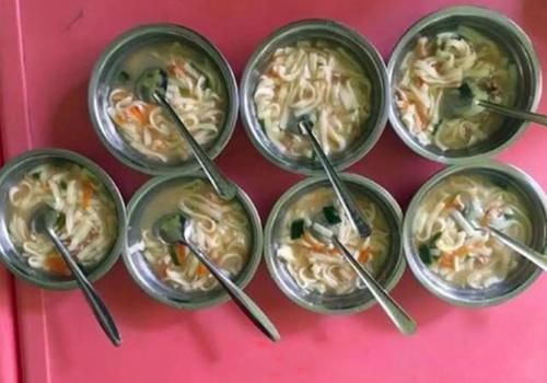 入园|交着天价伙食费,孩子却吃着贫民餐,宝妈怒了:钱都花哪去了?