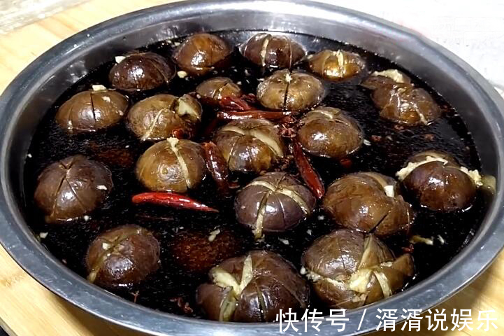 大妈|农村大妈在家腌茄子，酸甜可口，清香绵软，腌12斤能吃半年