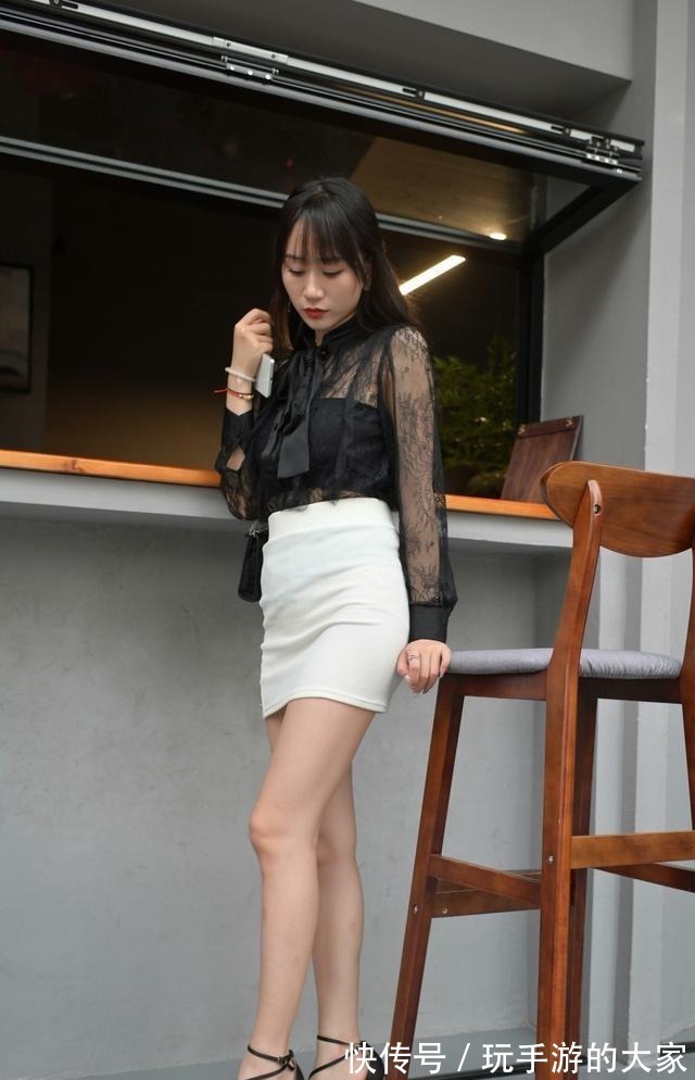 蕾丝 黑色蕾丝小衫与白色包臀裙搭配在一起,鲜明的黑白搭配时尚又性感!