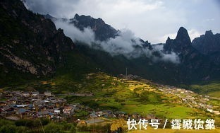 千山万里$将军睡千年:将军的战袍由山川而制,足够凝重庄严