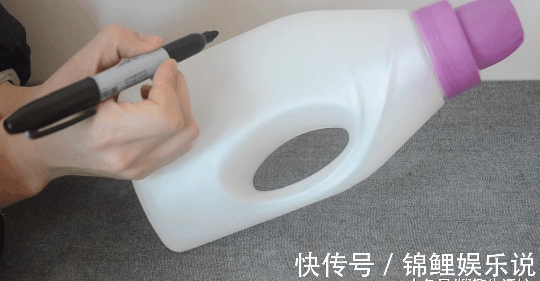 洗衣液瓶子别扔了, 简单剪几刀, 放在厨房这样用, 人人见了都夸好
