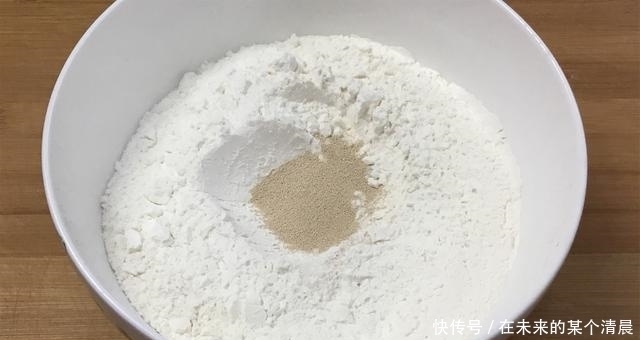 老阿姨做馒头,只放酵母就错了,教你正确做法,馒头又香又软