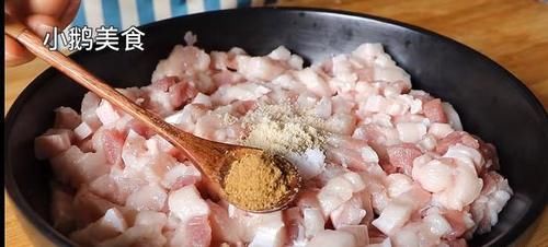 年夜饭猪肉好吃做法，淋2个鸡蛋，老做法教给你，吃一次就忘不了