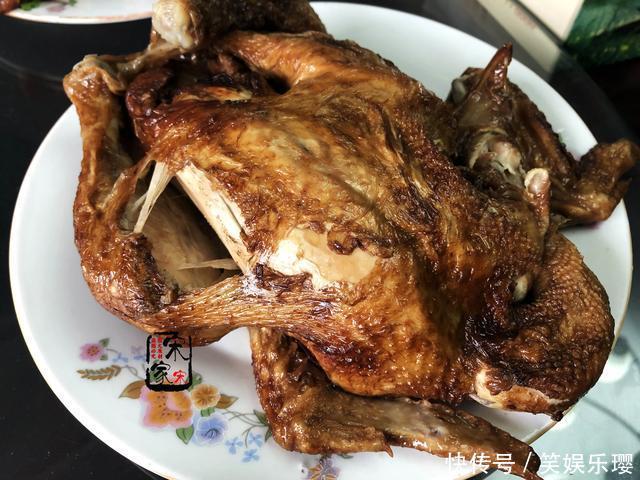 爷爷生日,菜刚端上桌嫂子坐下就吃,姑姑:停!老人还没动筷子