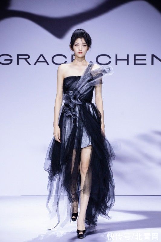 魏军&GRACE CHEN2022早春“书”系列发布，最艺术的也是最实用的