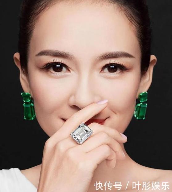 价值不菲的祖母绿,搭配合适,佩戴在身让你变得浓郁而充满生机感
